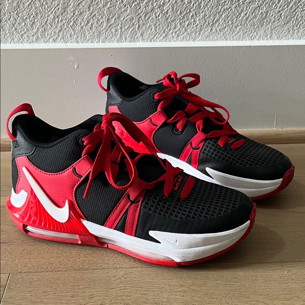 Boys Lebron Witness Basketball Shoes - size 5.5 youth
